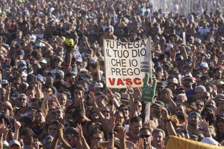 Vasco Rossi, 70 anni a tempo di rock: auguri al Komandante