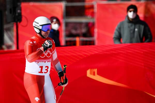 Pechino 2022: Feuz vince la discesa libera maschile, Paris sesto