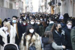 Covid: dall’11 febbraio via le mascherine all’aperto. Speranza: “Curva piegata grazie a vaccini”