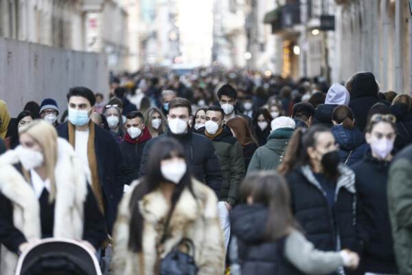 Covid: dall’11 febbraio via le mascherine all’aperto. Speranza: “Curva piegata grazie a vaccini”