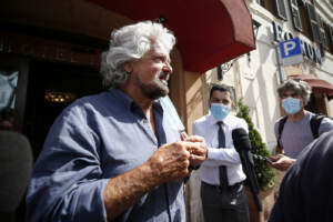 Roma, Beppe Grillo lascia l’hotel Forum