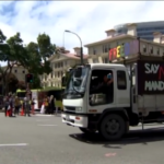 Nuova Zelanda, la protesta no vax e no mask con camion e tir vicino al Parlamento