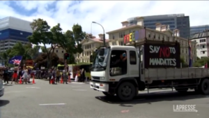 Nuova Zelanda, la protesta no vax e no mask con camion e tir vicino al Parlamento