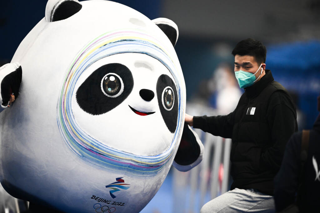 Galleria foto 'Pechino 2022, grande successo per la mascotte Bing Dwen Dwen: il panda anche alla finale di Curling | GALLERY' - foto 2