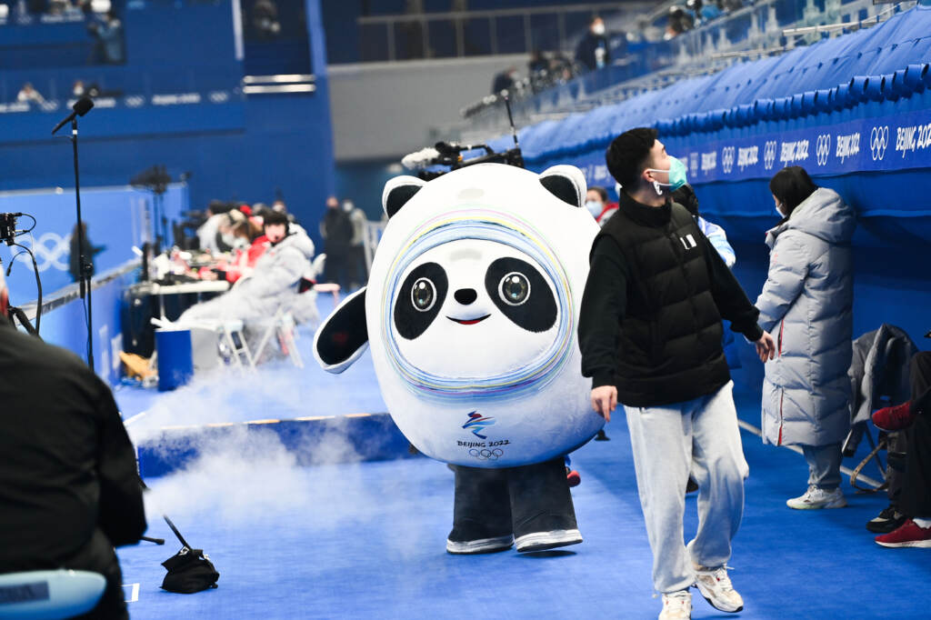 Galleria foto 'Pechino 2022, grande successo per la mascotte Bing Dwen Dwen: il panda anche alla finale di Curling | GALLERY' - foto 3
