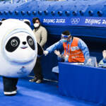 Pechino 2022, grande successo per la mascotte Bing Dwen Dwen: il panda anche alla finale di Curling | GALLERY