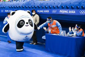 Pechino 2022, grande successo per la mascotte Bing Dwen Dwen: il panda anche alla finale di Curling | GALLERY
