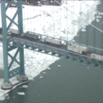 Camionisti in protesta bloccano l’Ambassador Bridge tra Canada e Usa
