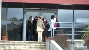 Cosenza, la protesta degli studenti contro il professore molestatatore. “Ora mi sento meno sola”