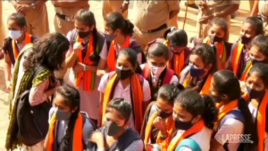 India, protesta contro il divieto di velo islamico a scuola