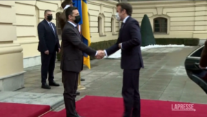 Ucraina: Macron a Kiev è ricevuto dal presidente Zelensky