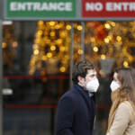 Covid, stop alle mascherine all’aperto da venerdì