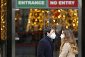 Covid, stop alle mascherine all’aperto da venerdì