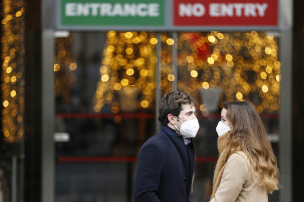Covid, stop alle mascherine all’aperto da venerdì
