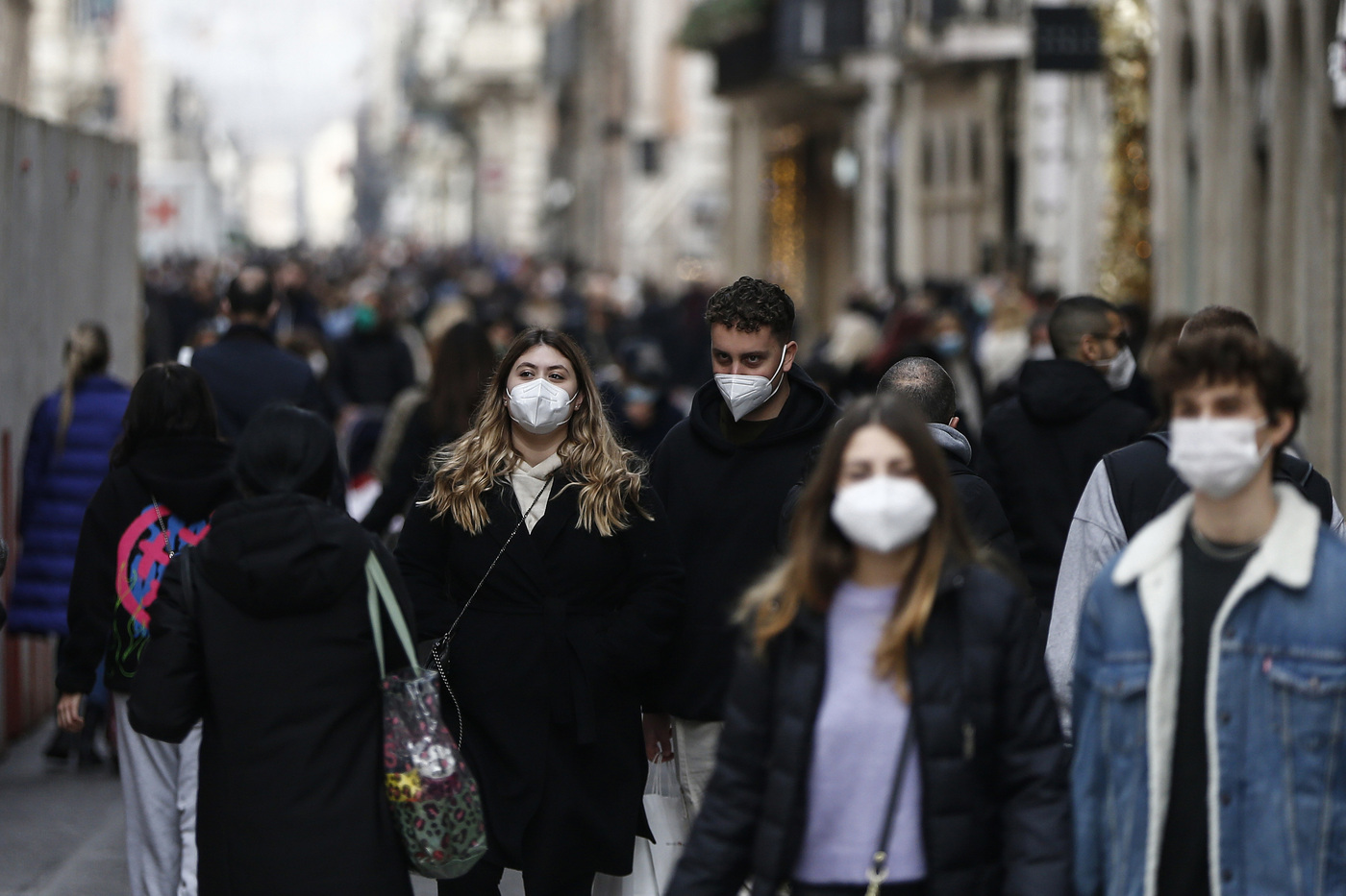 Covid, arriva la circolare: da venerdì stop all’obbligo di mascherine all’aperto