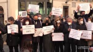 Flash mob della Lega a Montecitorio: “Stop al caro bollette e sotegno al superbonus”