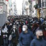 Covid: prosegue il calo di contagi e ricoveri. Da venerdì via mascherine all’aperto