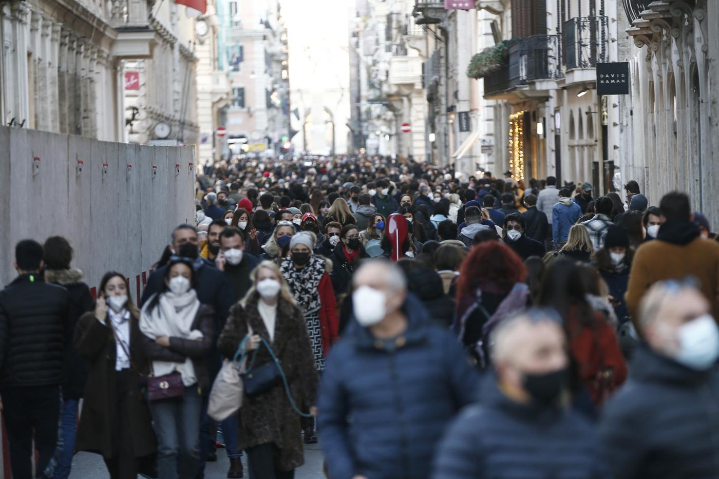 Covid: prosegue il calo di contagi e ricoveri. Da venerdì via mascherine all’aperto Covid: prosegue il calo di contagi e ricoveri. Da venerdì via mascherine all’aperto