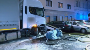 Germania: camionista ubriaco investe diverse auto e fa scoppiare incendio