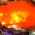 Usa: enorme incendio avvolge un hotel e un palazzina, una palla di fuoco illumina Oklahoma City