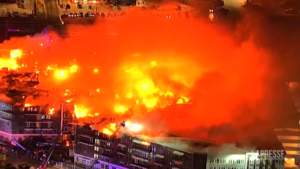 Usa: enorme incendio avvolge un hotel e un palazzina, una palla di fuoco illumina Oklahoma City
