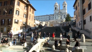 Via le mascherine all’aperto in tutta Italia: “Una liberazione”