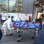 Incidenti lavoro: due operai cadono in vano ascensore a Milano, un morto