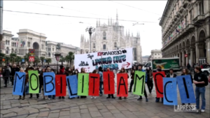 Milano, studenti in piazza: “Chiediamo riforma strutturale della scuola”