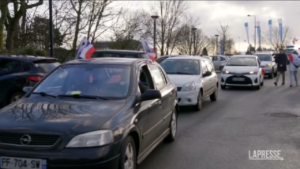 Francia, corteo di auto diretto a Parigi contro le restrizioni anti-Covid