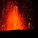 Lo spettacolo dell’Etna: fontana e tempesta vulcanica