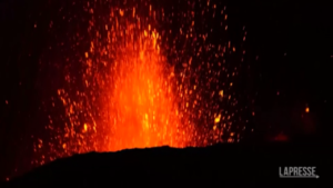Lo spettacolo dell’Etna: fontana e tempesta vulcanica