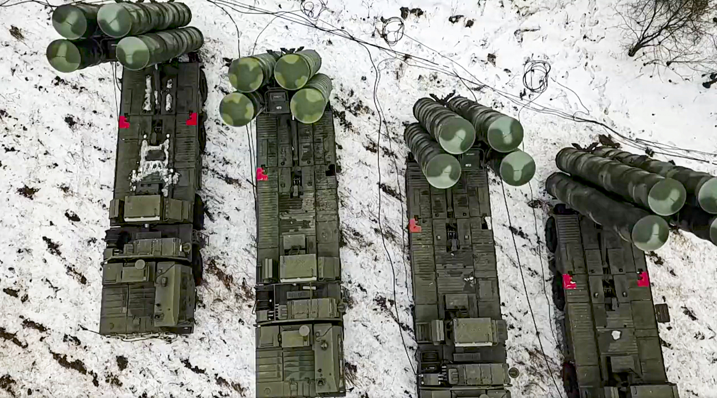 Ucraina, stallo tra Biden e Putin. Dieci Paesi ai connazionali: “Andate via”