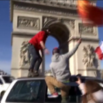 Parigi: protesta contro restrizioni anti-Covid, polizia usa lacrimogeni
