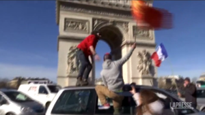 Parigi: protesta contro restrizioni anti-Covid, polizia usa lacrimogeni