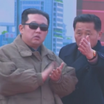 Corea del Nord, occhiali da sole e giacca militare: Kim Jong Un acclamato come una star