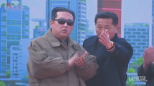 Corea del Nord, occhiali da sole e giacca militare: Kim Jong Un acclamato come una star