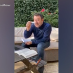 Covid: Salvini mostra tampone, dopo 10 giorni è negativo