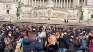 “No green pass”, la voce dei manifestanti riuniti in Piazza Venezia a Roma
