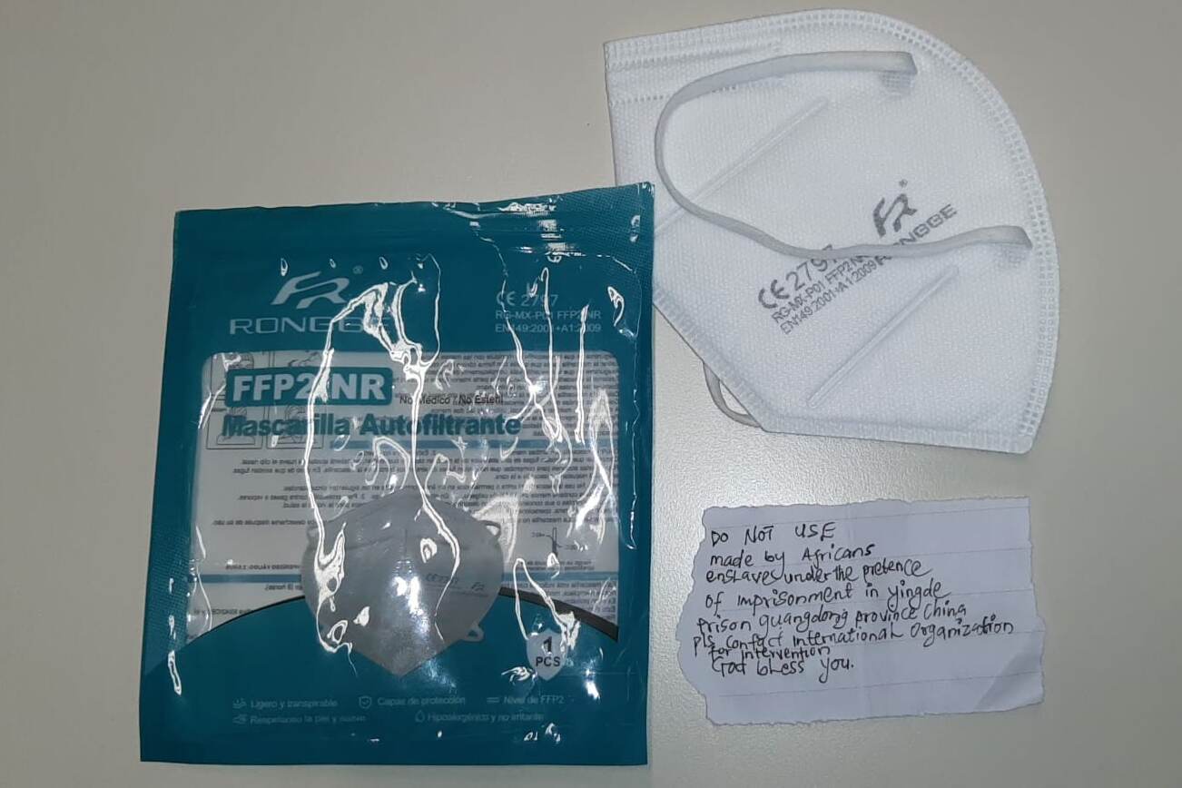 Covid, biglietto shock in pacco sigillato Ffp2: non usarla è fatta da schiavi in Cina Covid, biglietto shock in pacco sigillato Ffp2: non usarla è fatta da schiavi in Cina
