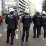 Bruxelles, la polizia belga argina la protesta contro le restrizioni Covid