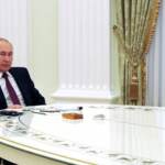 Ucraina, la Russia ritira parte dei soldati. Putin: “Non vogliamo la guerra. No a Kiev nella Nato. In Donbass un genocidio”