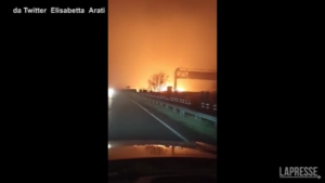 Lodi, cisterna in fiamme sulla A1: autostrada chiusa