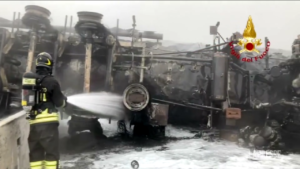 Lodi, vigili del fuoco al lavoro per spegnere le fiamme sulla A1