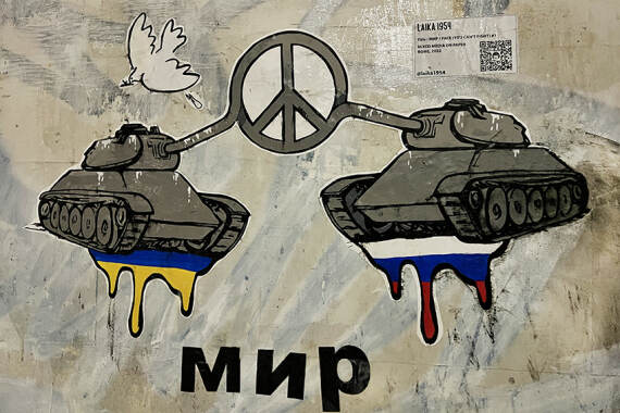 I carri armati che si baciano, a Roma un doppio murales ‘Pace’ a pochi passi dalle ambasciate Russa e Ucraina