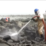 Perù, continuano le operazioni di pulizia delle spiagge a un mese dal disastro ecologico