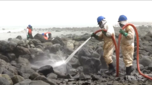 Perù, continuano le operazioni di pulizia delle spiagge a un mese dal disastro ecologico