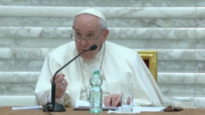 Papa ai sacerdoti: “Quando i preti si chiudono diventano ‘scapoloni'”