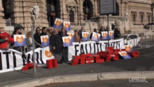 Roma, flash mob dei ristoratori: “37 miliardi subito o falliremo tutti”