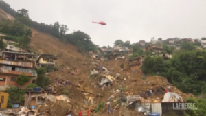 Alluvioni e frane in Brasile: decine di vittime a Petropolis, continuano le ricerche dei dispersi