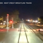 Treno si schianta contro un’auto sui binari in Florida, automobilista in ospedale: le immagini shock